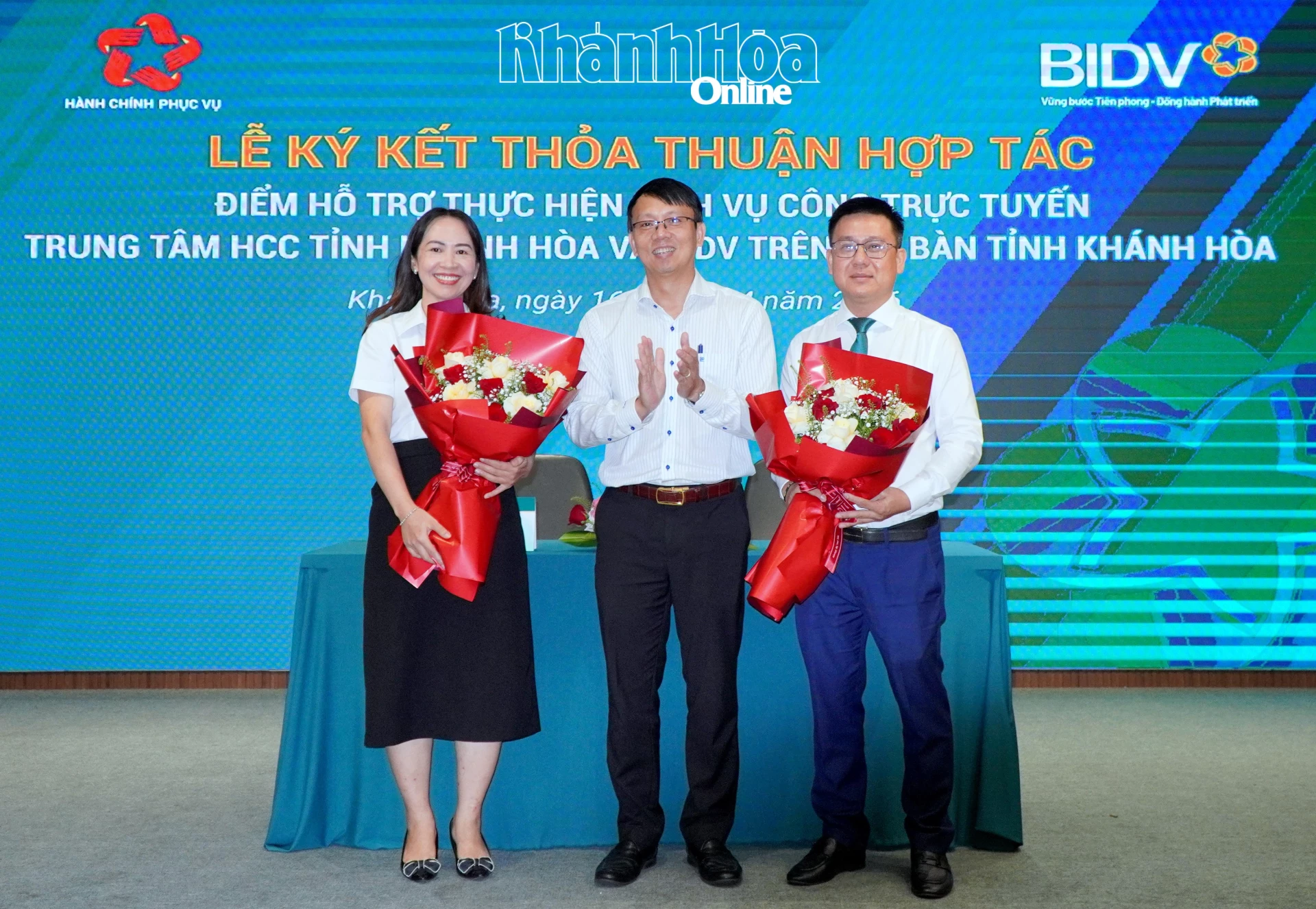 Đồng chí Nguyễn Thanh Hà tặng hoa chúc mừng 2 đơn vị ký kết thoả thuận hợp tác.