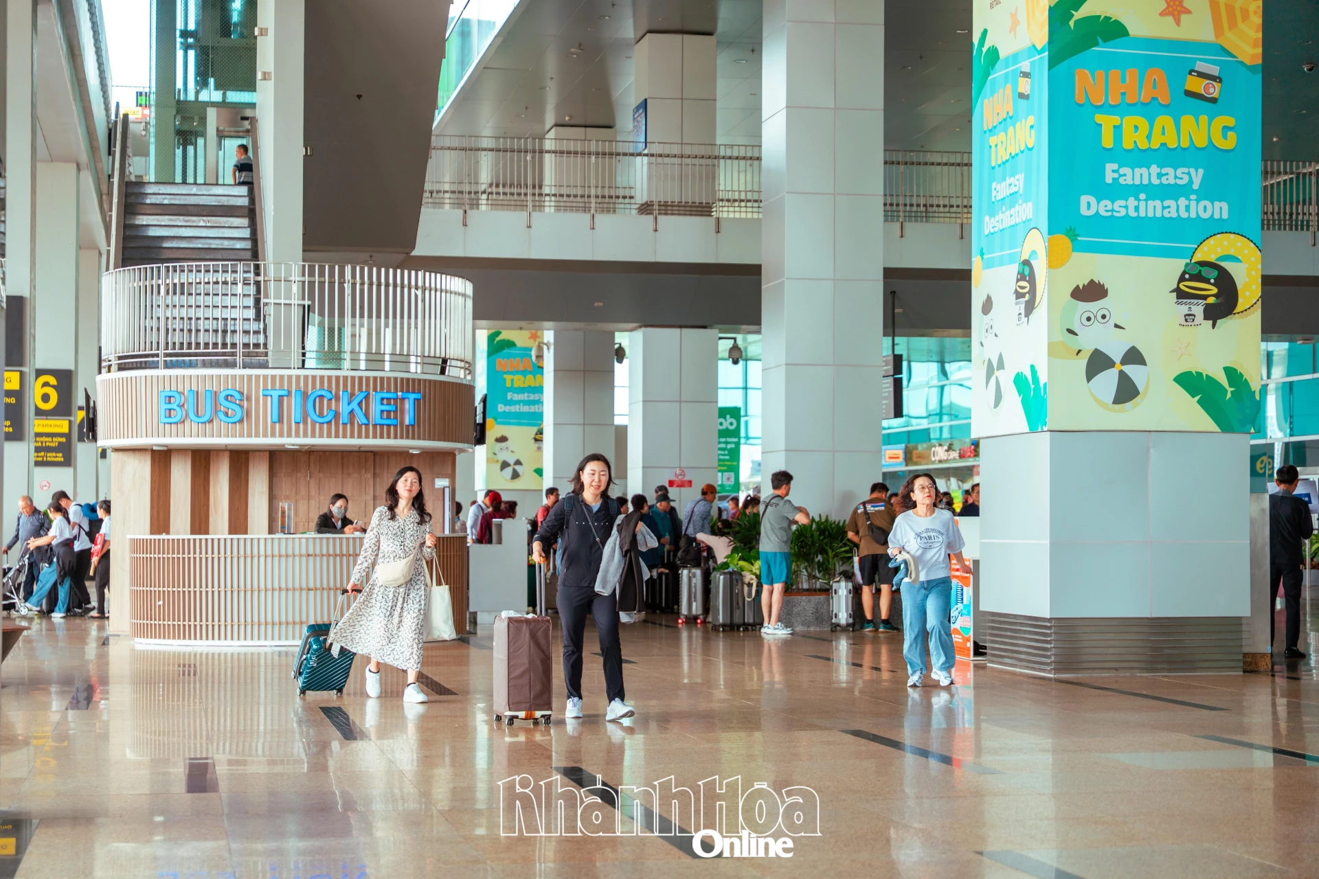 Khách du lịch đến Cảng hàng không quốc tế Cam Ranh.