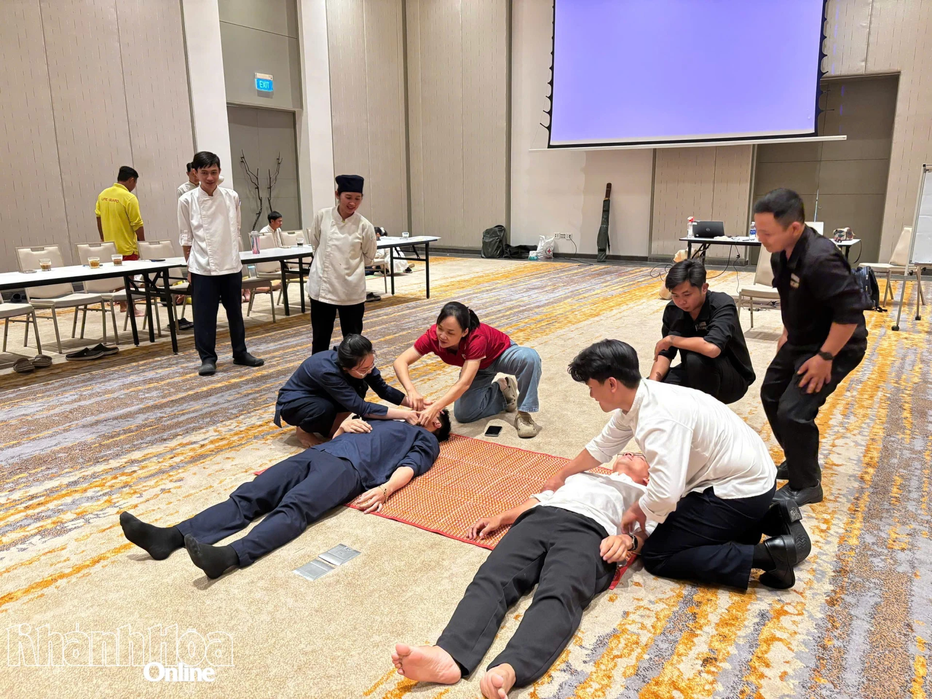 Các học viên đang thực thực hành sơ cấp cứu trên người 