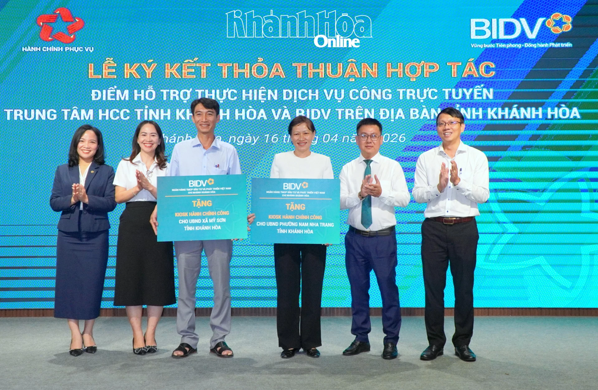 BIDV Chi nhánh Khánh Hòa trao bảng tượng trưng tặng kiosk hành chính công cho xã Mỹ Sơn và phường Nam Nha Trang. 