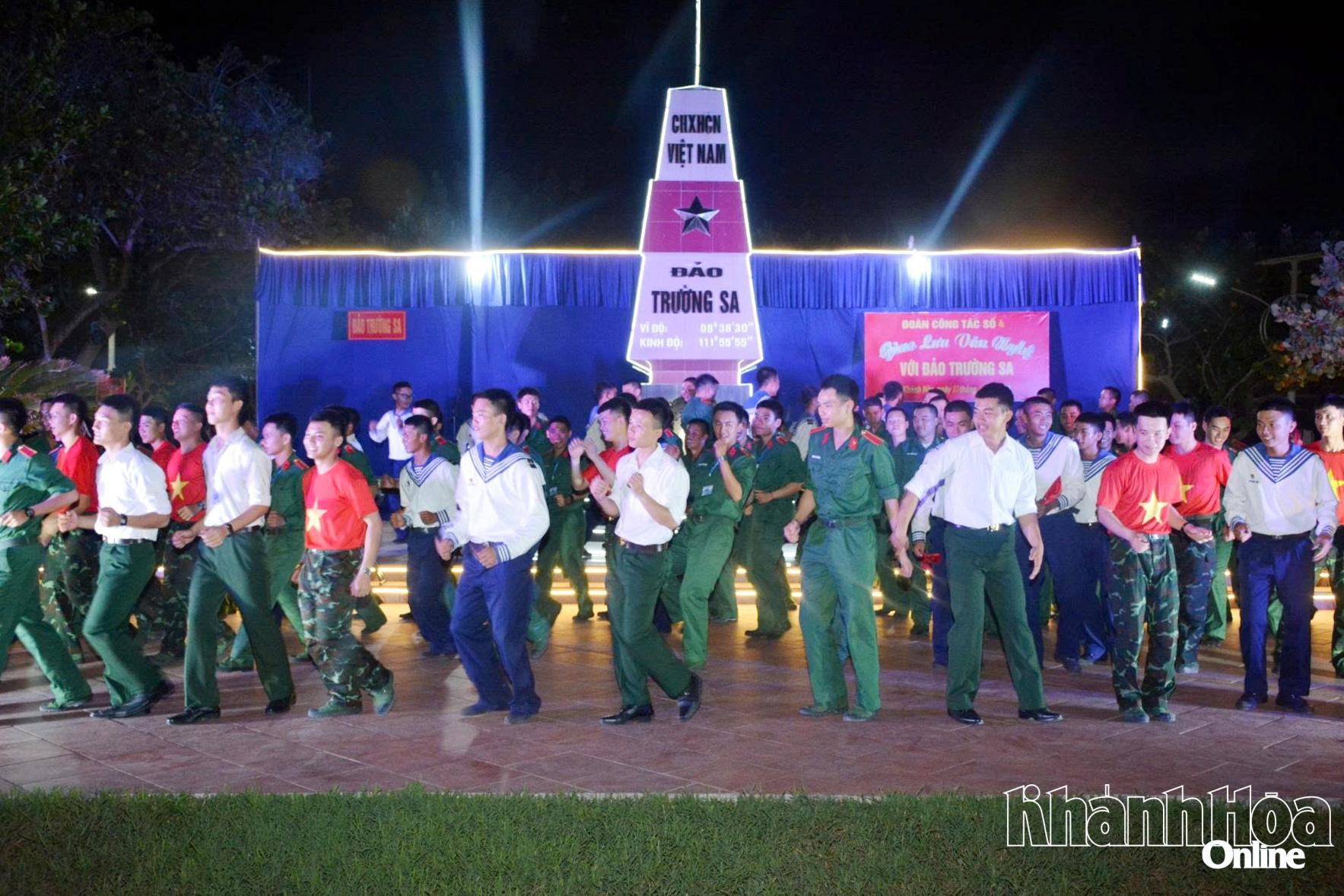 Hoạt động giao lưu văn nghệ của các đoàn công tác thăm quân và dân đảo Trường Sa.