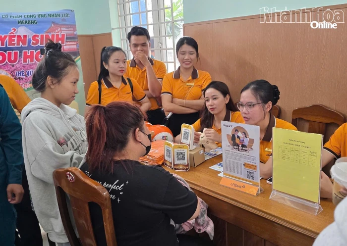 Gần 150 lao động tham gia phiên giao dịch việc làm tại xã Vạn Hưng