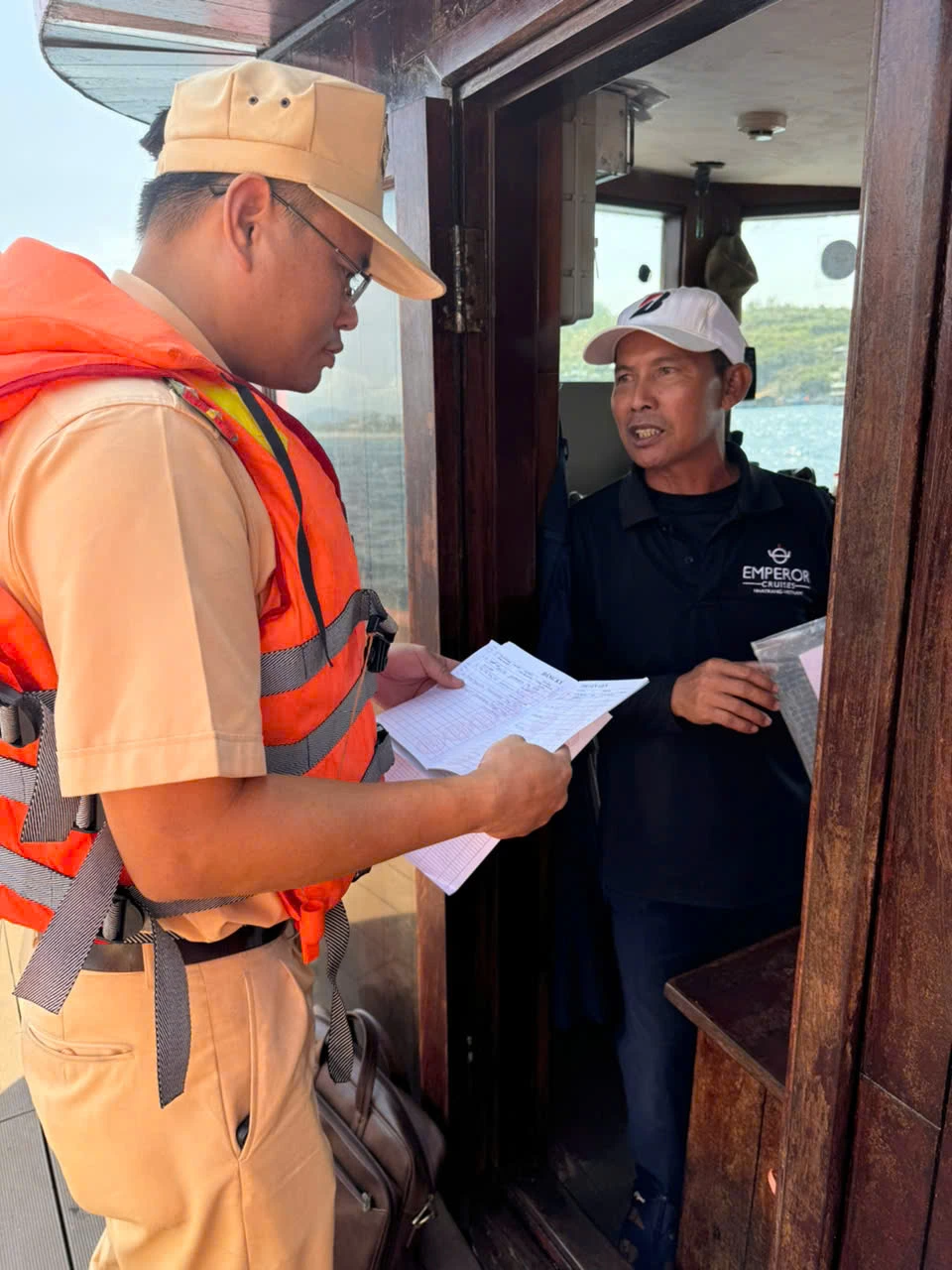 Lực lượng Cảnh  sát đường thủy kiểm tra giấy tờ phương tiện đường thủy