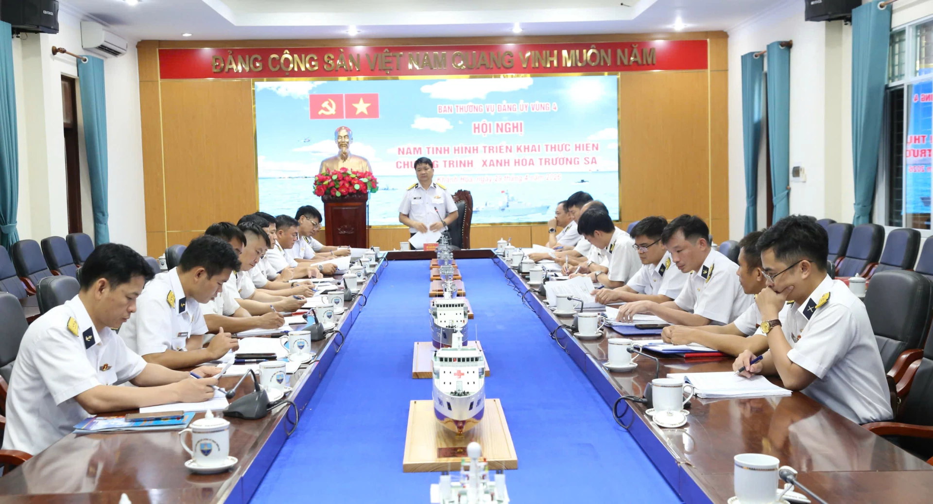 Thượng tá Bùi Xuân Bình chủ trì hội nghị.