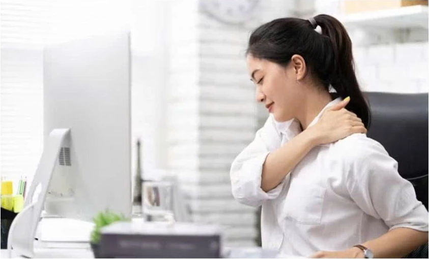 Chỉ cần tận dụng thời gian rảnh rỗi, thực hiện vài động tác giãn cơ siêu đơn giản, bạn có thể dễ dàng “tháo gỡ” sự căng cứng cho vai và cổ. (Ảnh: ITN).