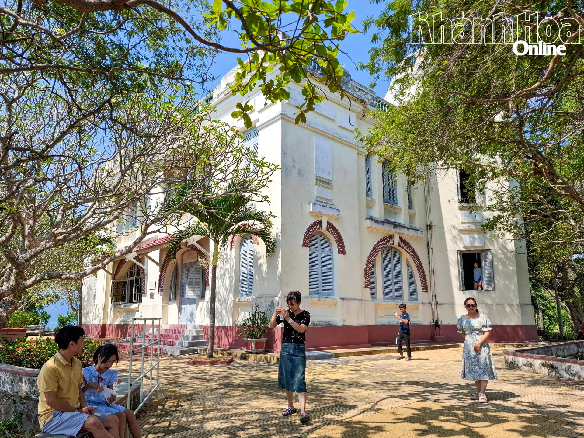 Hundreds of visitors flock to Cau Da Palace historical site on its first day of reopening