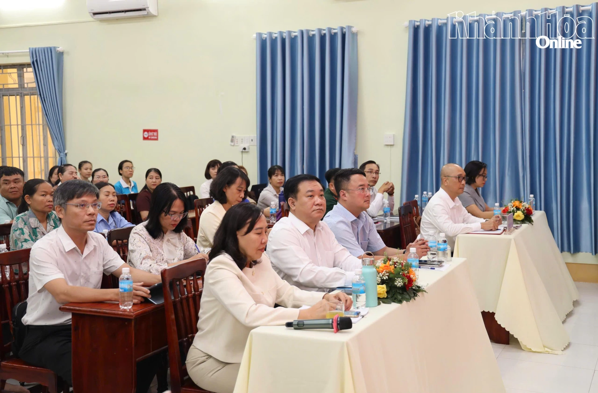 Lãnh  đạo  sở, ngành  và  phường  Ba  Ngòi  dự  buổi  tiếp xúc  cử tri