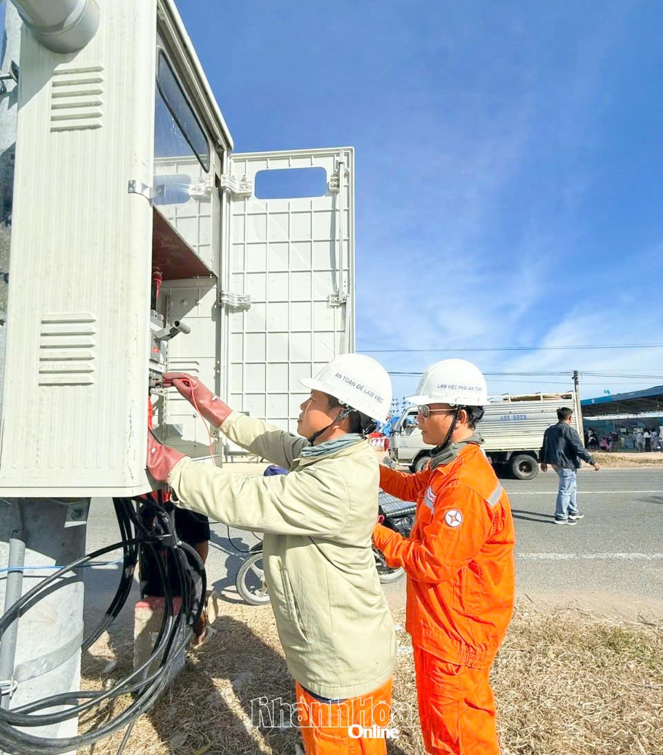  Nhân viên Công ty Điện lực Khánh Hòa tăng cường kiểm tra phụ tải xây dựng phương án cấp điện trong dịp nghỉ lễ.