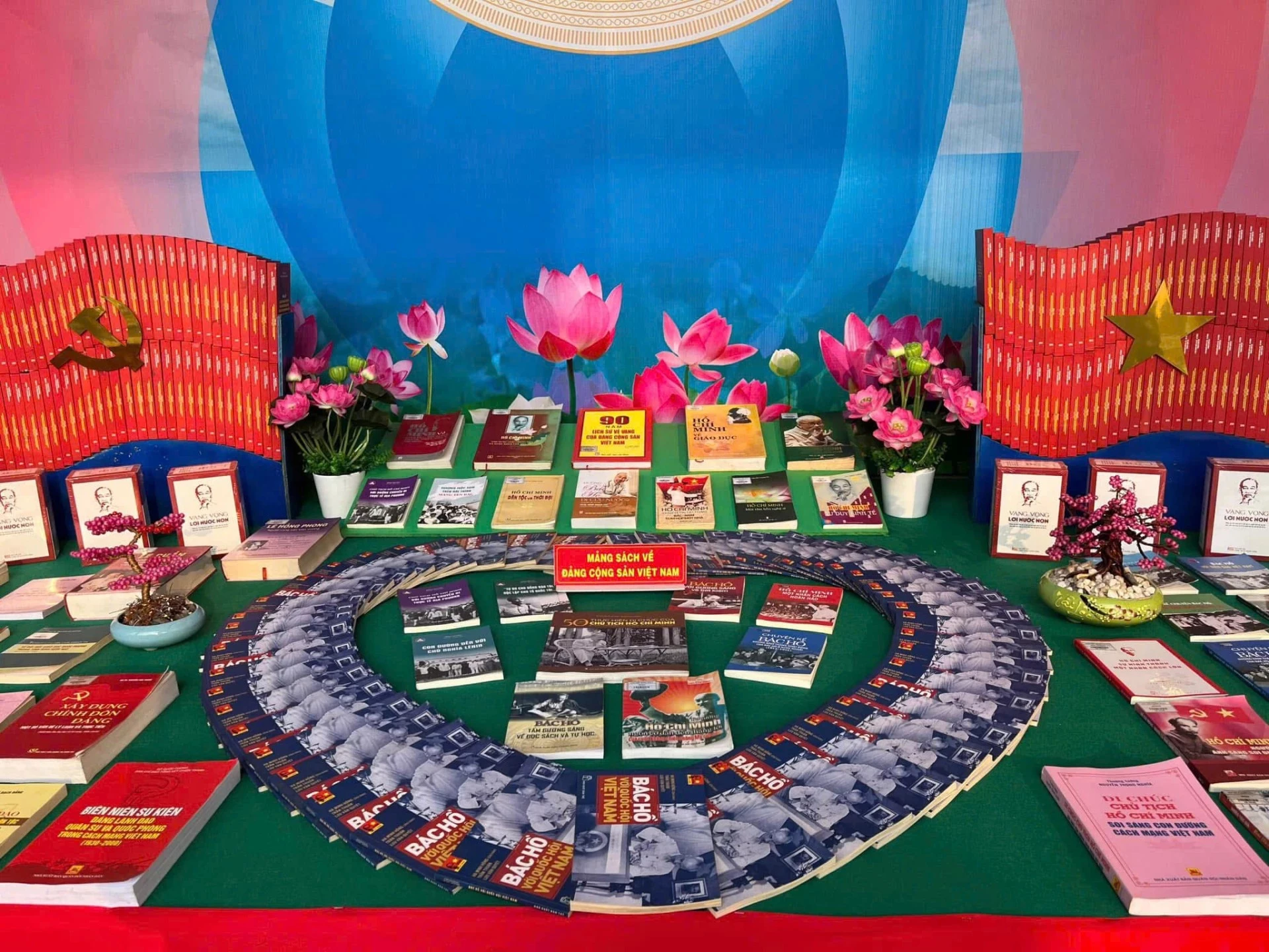 hình ảnh khu trưng bày sách Vùng 4 Hải quân.