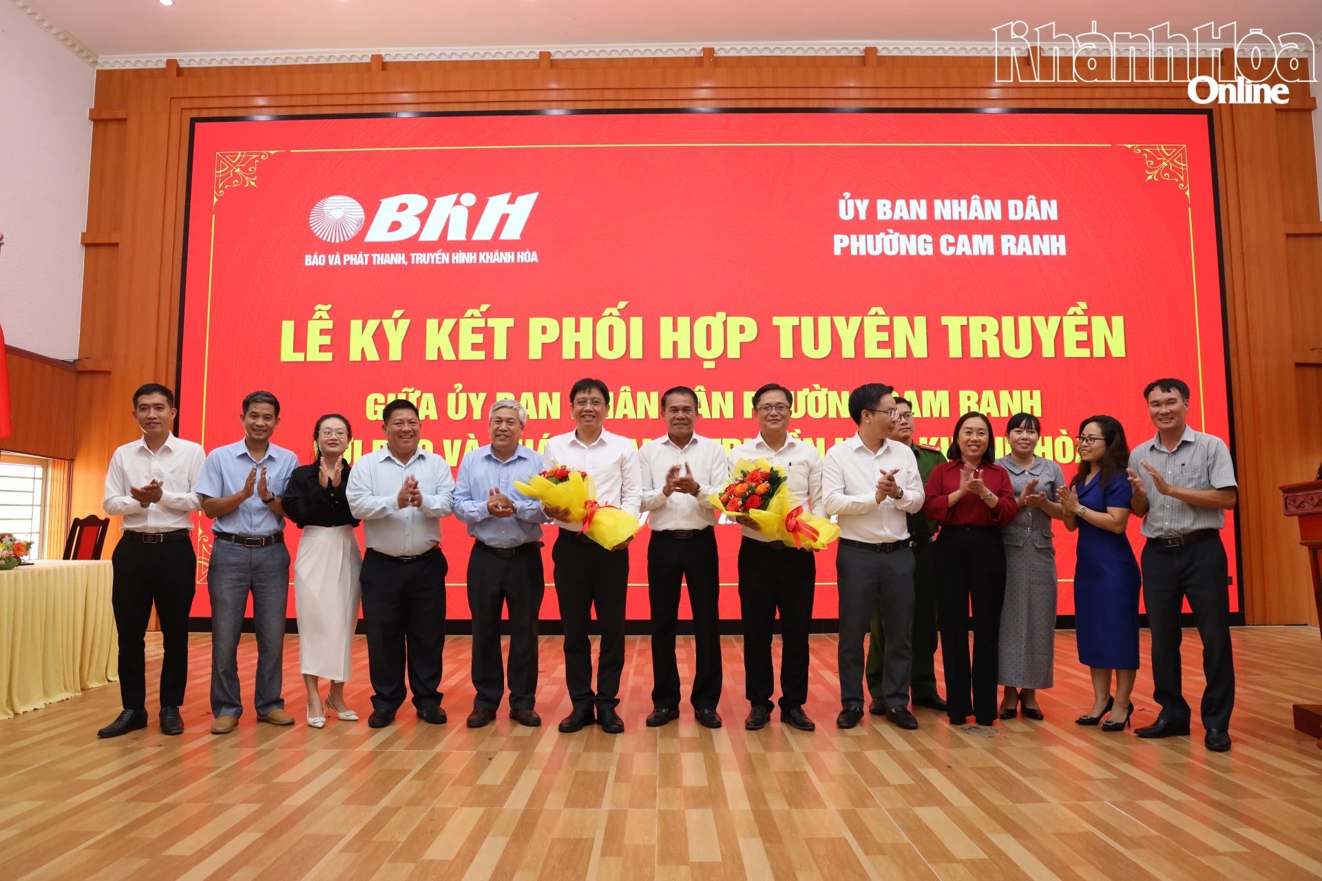 Đồng chí Lê Ngọc Thạch - Bí thư Đảng ủy, Chủ tịch HĐND phường tặng hoa chúc mừng hai đơn vị