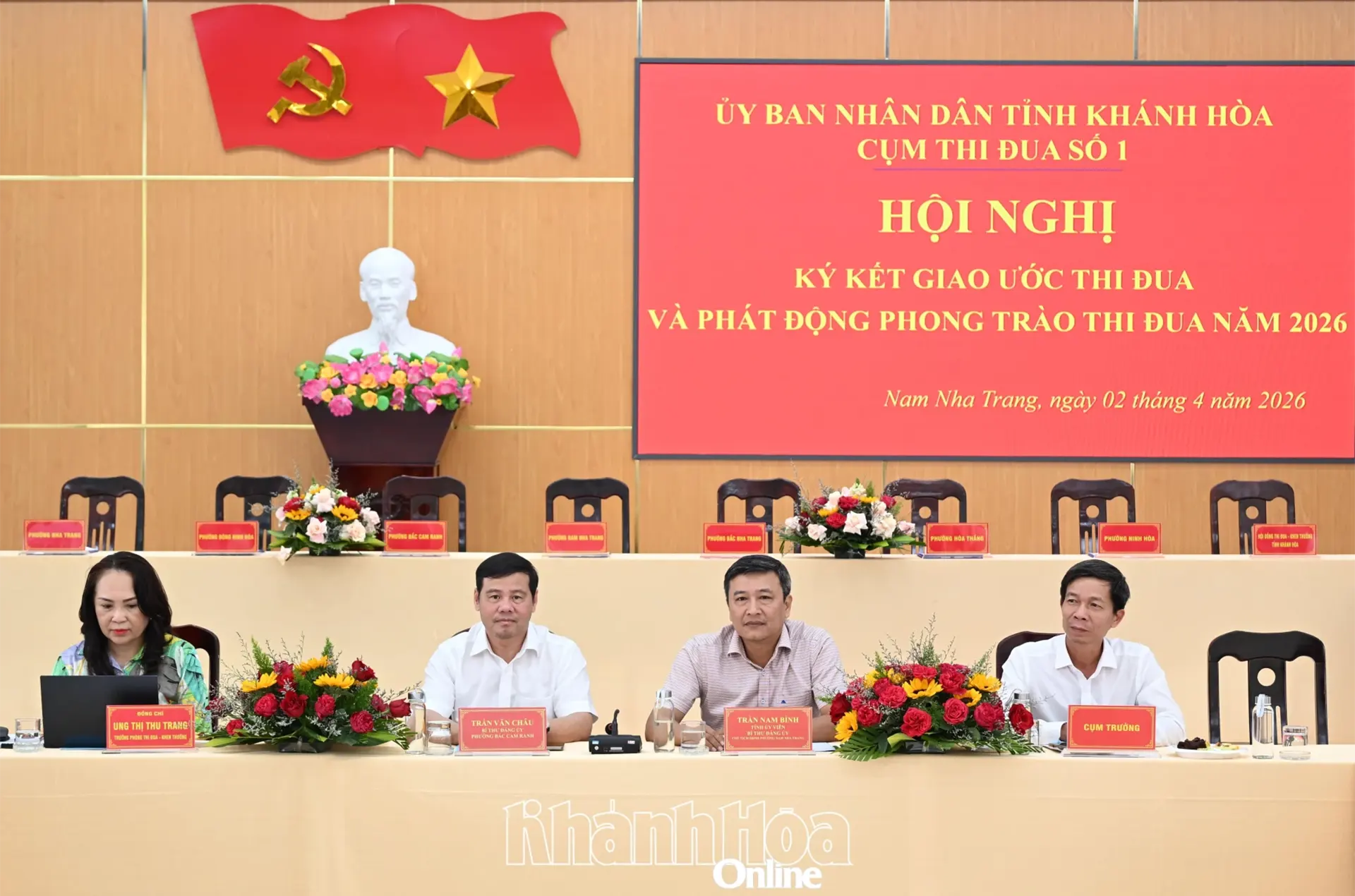 Chủ trì hội nghị.