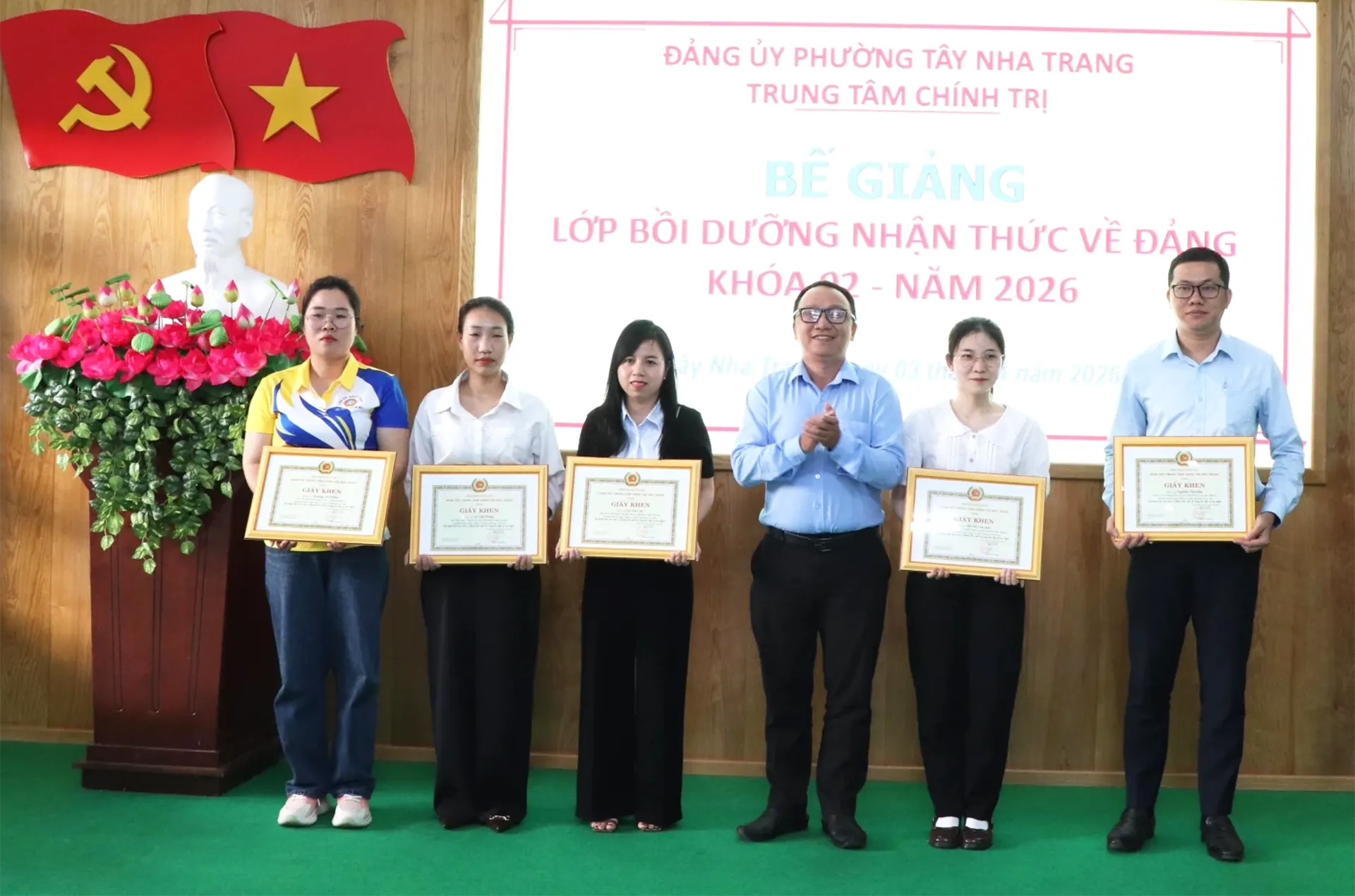 Các học viên xếp loại xuất sắc nhận giấy khen của Trung tâm Chính trị Nha Trang.