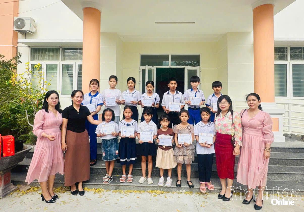 Câu lạc bộ trao quà cho trẻ em vượt khó học tốt.