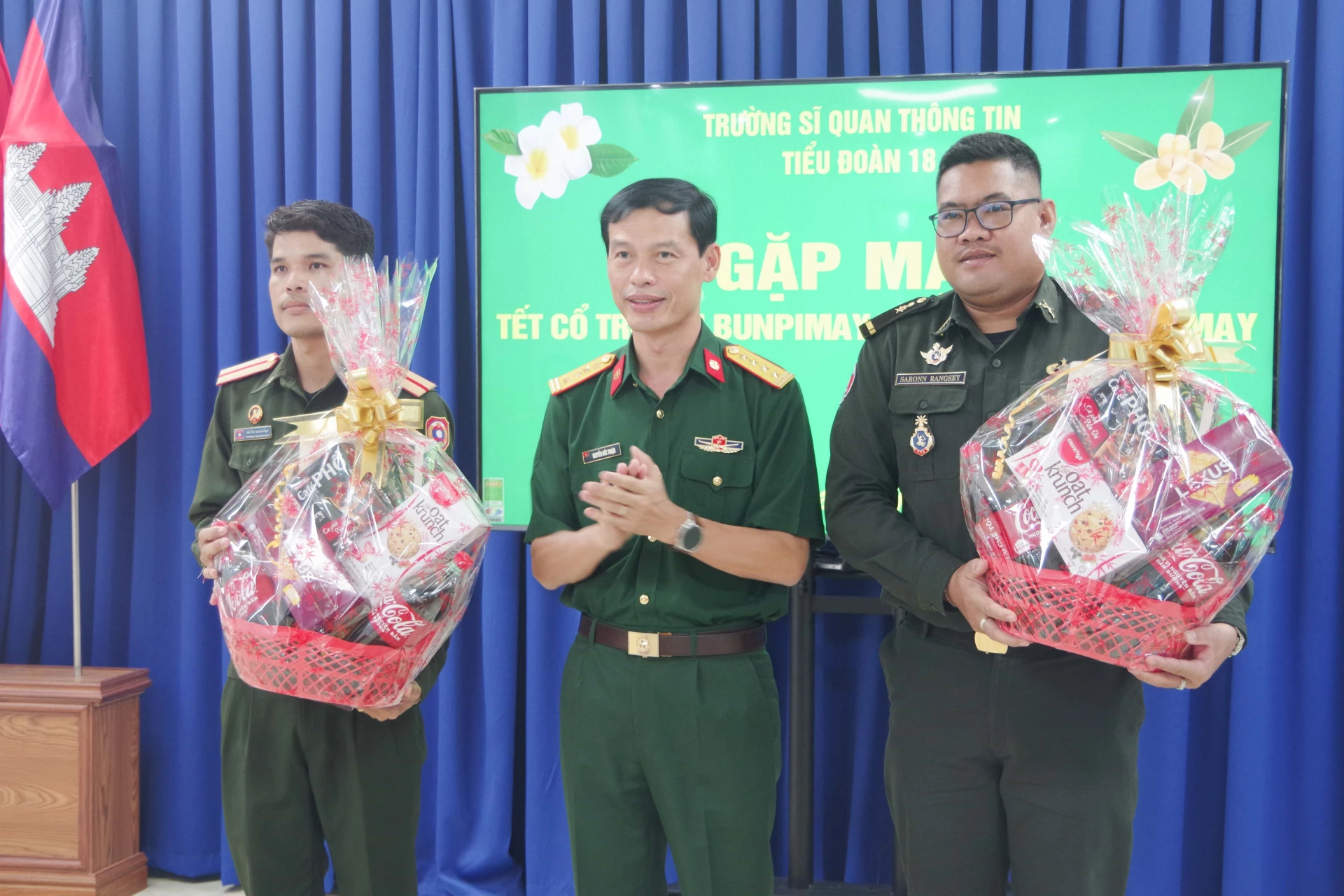 Đại tá Nguyễn Đức Thuận tặng quà chúc mừng đại diện học viên hai nước.