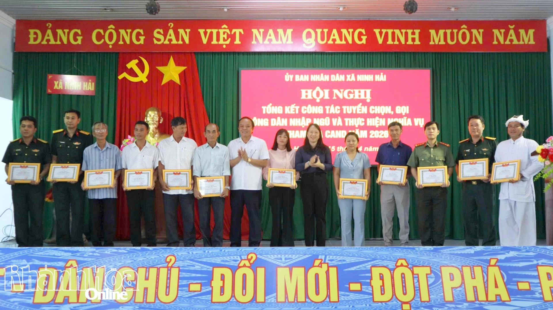 Lãnh đạo xã Ninh Hải trao giấy khen cho các tập thể, cá nhân có thành tích.