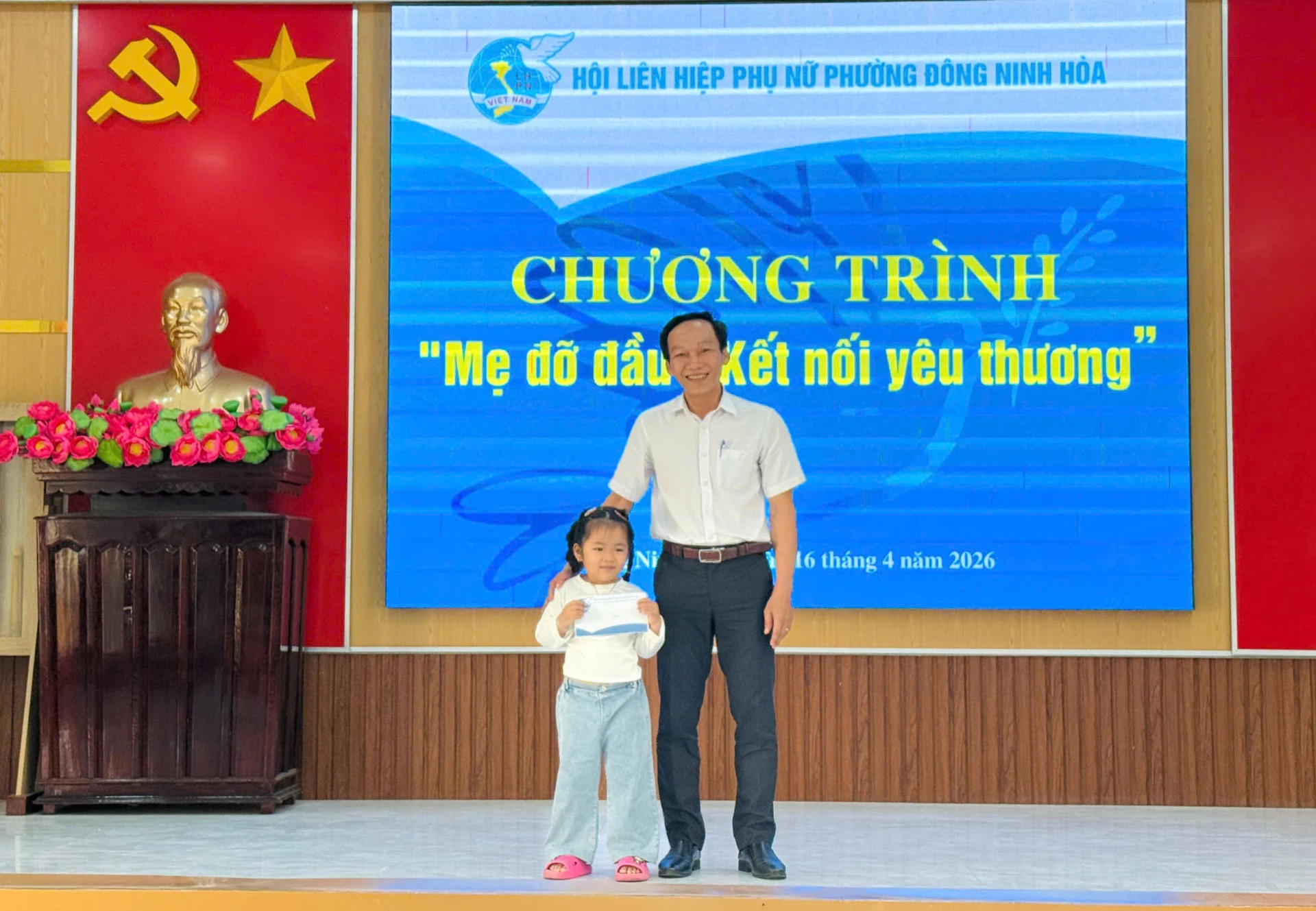 Lãnh đạo phường Đông Ninh Hòa nhận đỡ đầu trẻ em mồ côi.