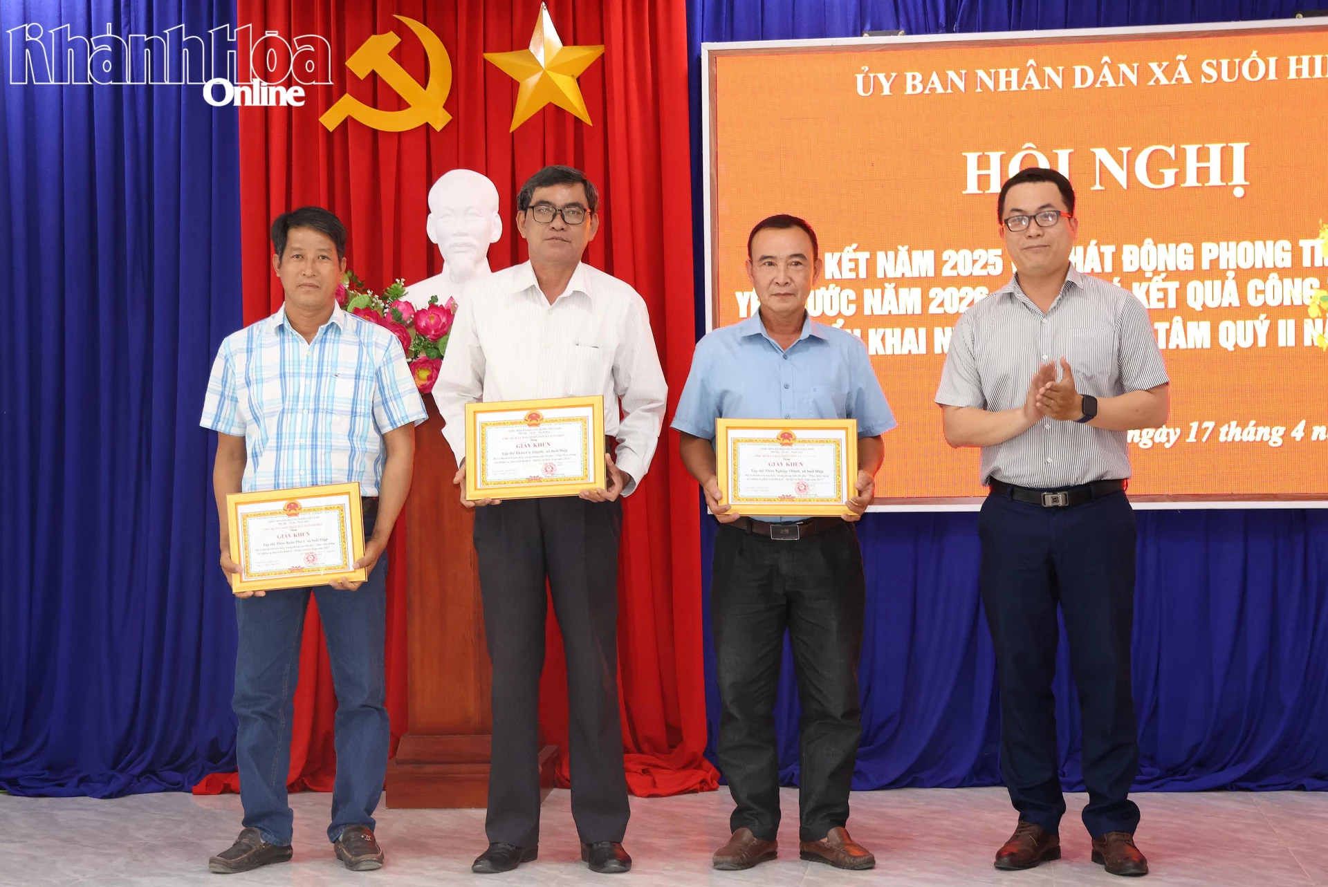 Trao giấy khen cho các tập thể.