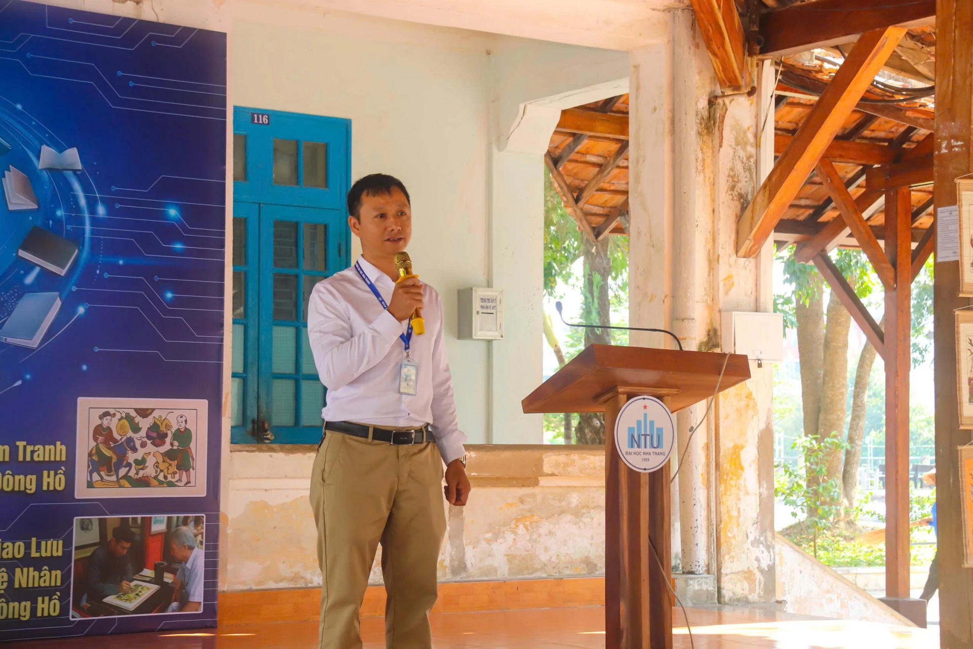 TS. Trần Doãn Hùng – Phó hiệu trưởng Trường Đại học Nha Trang phát biểu khai mạc Ngày hội Sách và Văn hóa đọc 2026. 