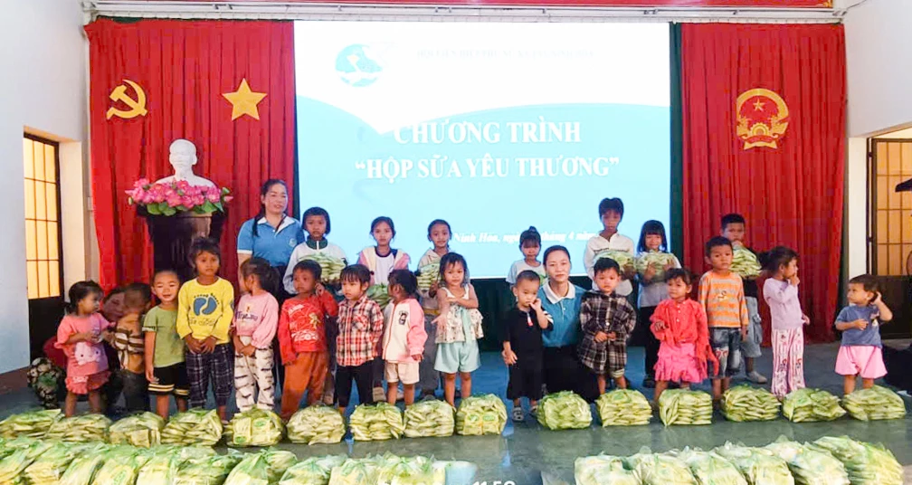 Hội Liên hiệp Phụ nữ xã Tây Ninh Hòa tặng sữa cho các em.