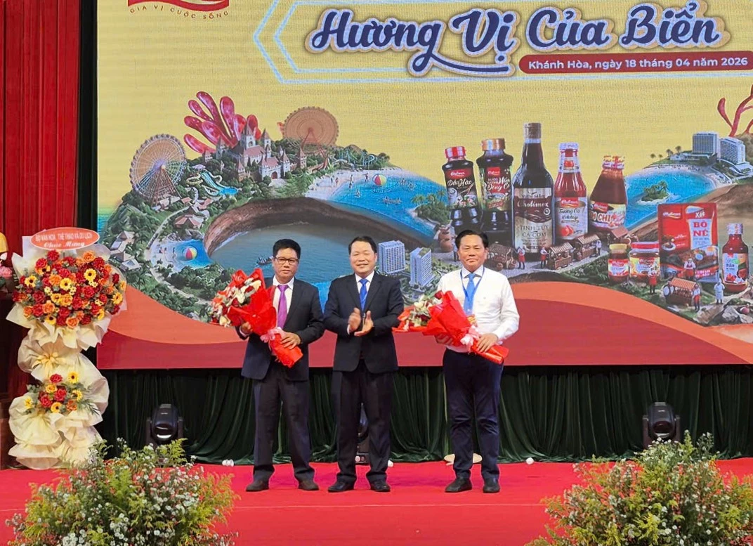 Lãnh đạo nhà trường tặng hoa cho nhà tài trợ cuộc thi. 