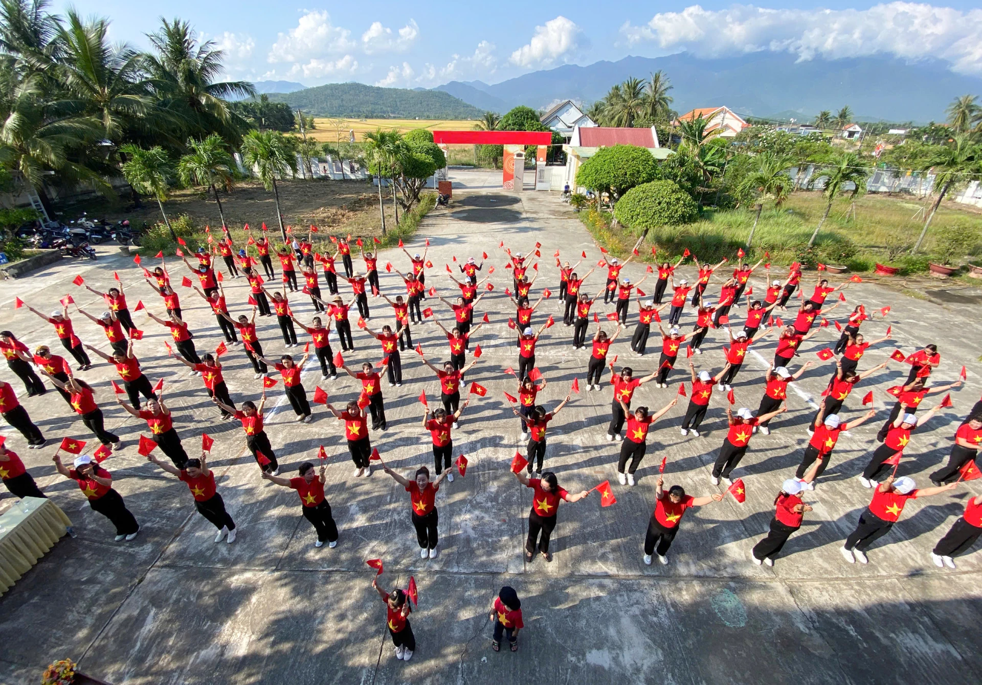 Cán bộ, hội viên phụ nữ phường Hòa Thắng đồng diễn dân vũ.