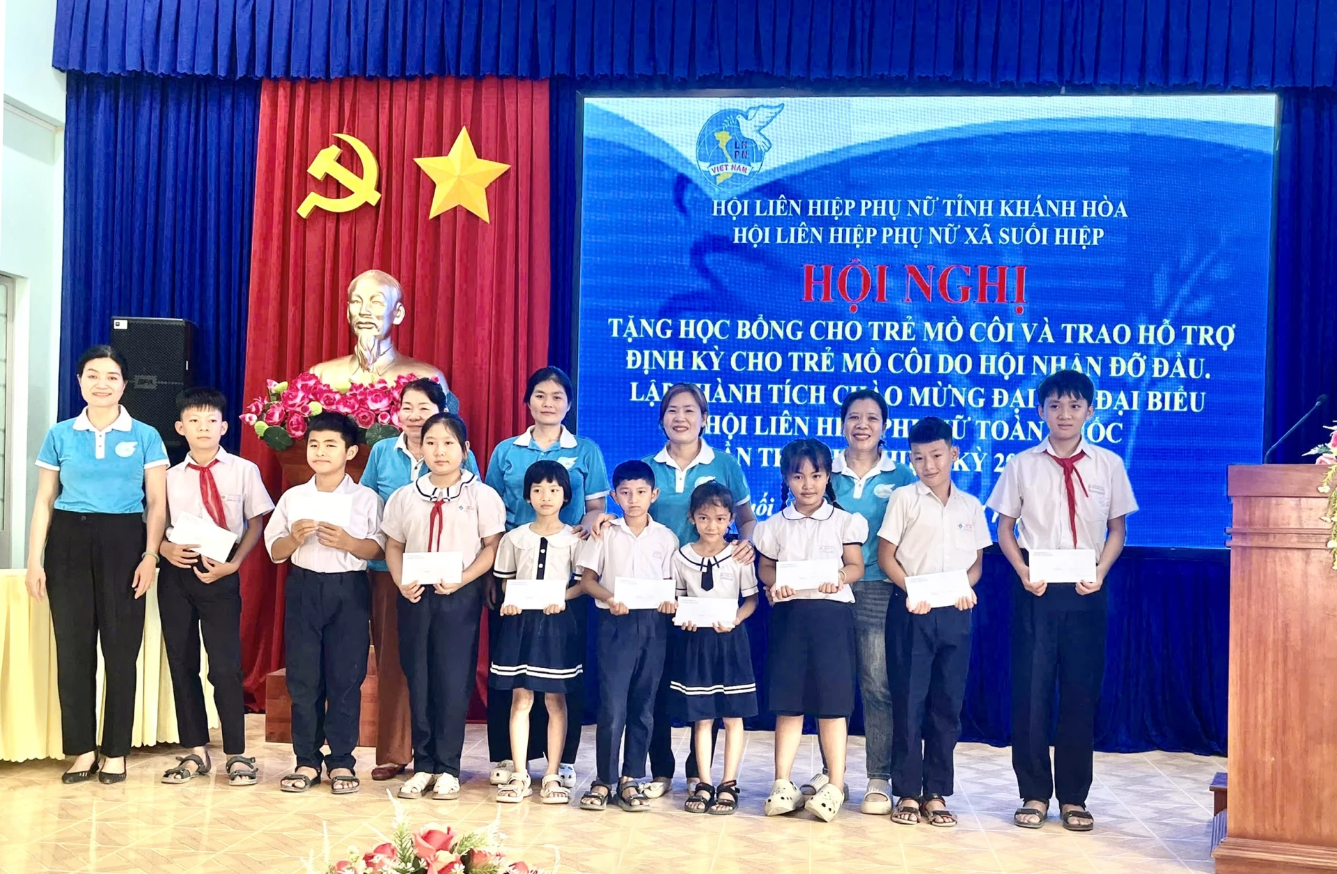 Hội Liên hiệp Phụ nữ xã Suối Hiệp trao học bổng và kinh phí hỗ trợ cho trẻ em mồ côi.
