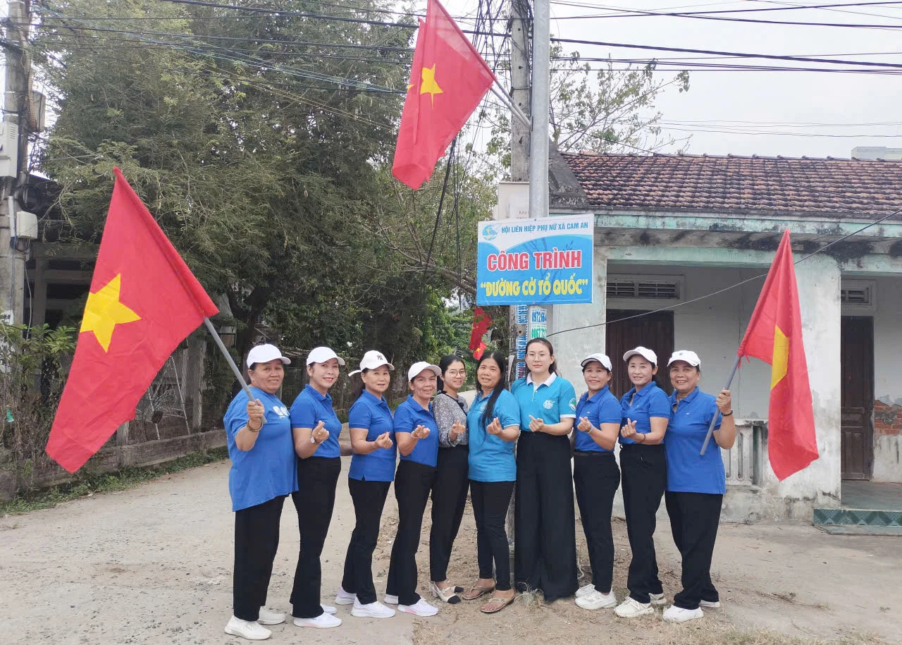 Hội Liên hiệp Phụ nữ xã thực hiện công trình Đường cờ Tổ quốc.