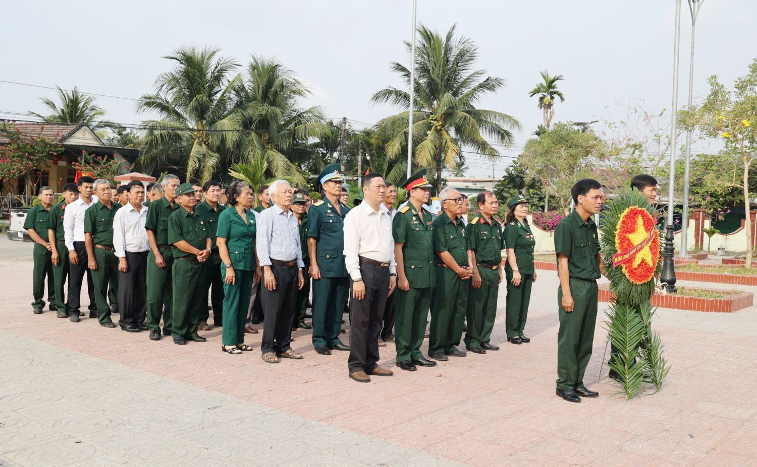 Các đại biểu tham dự Lễ dâng hương, dâng hoa tưởng niệm các anh hùng liệt sĩ tại Bia sự kiện lịch sử phong trào Đồng Khởi Diên Sơn.