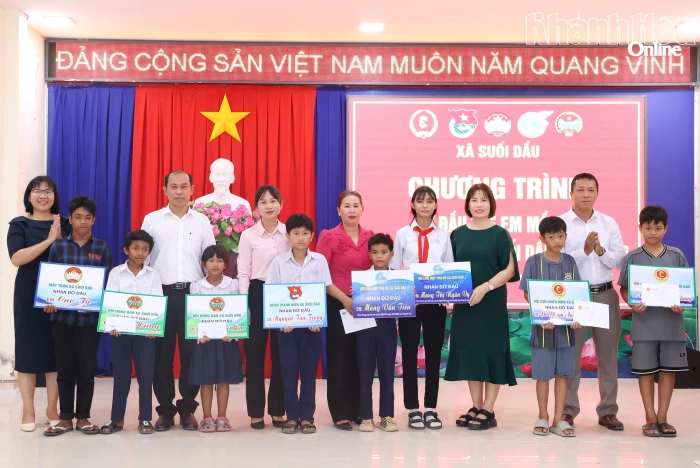 Xã Suối Dầu nhận đỡ đầu 8 trẻ em mồ côi 