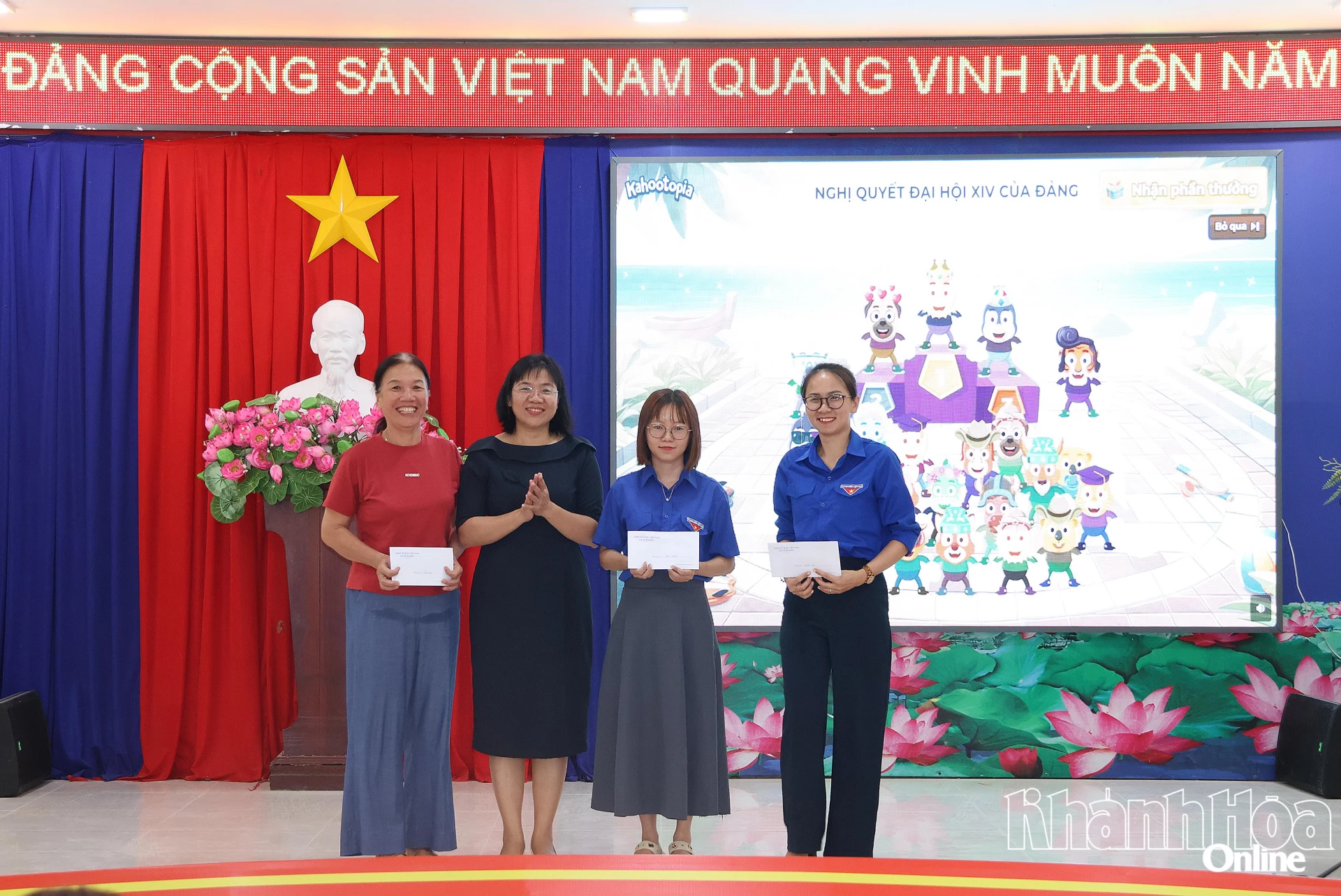 Trao giải cho nội dung tìm hiểu Nghị quyết Đại hội XIV của Đảng.