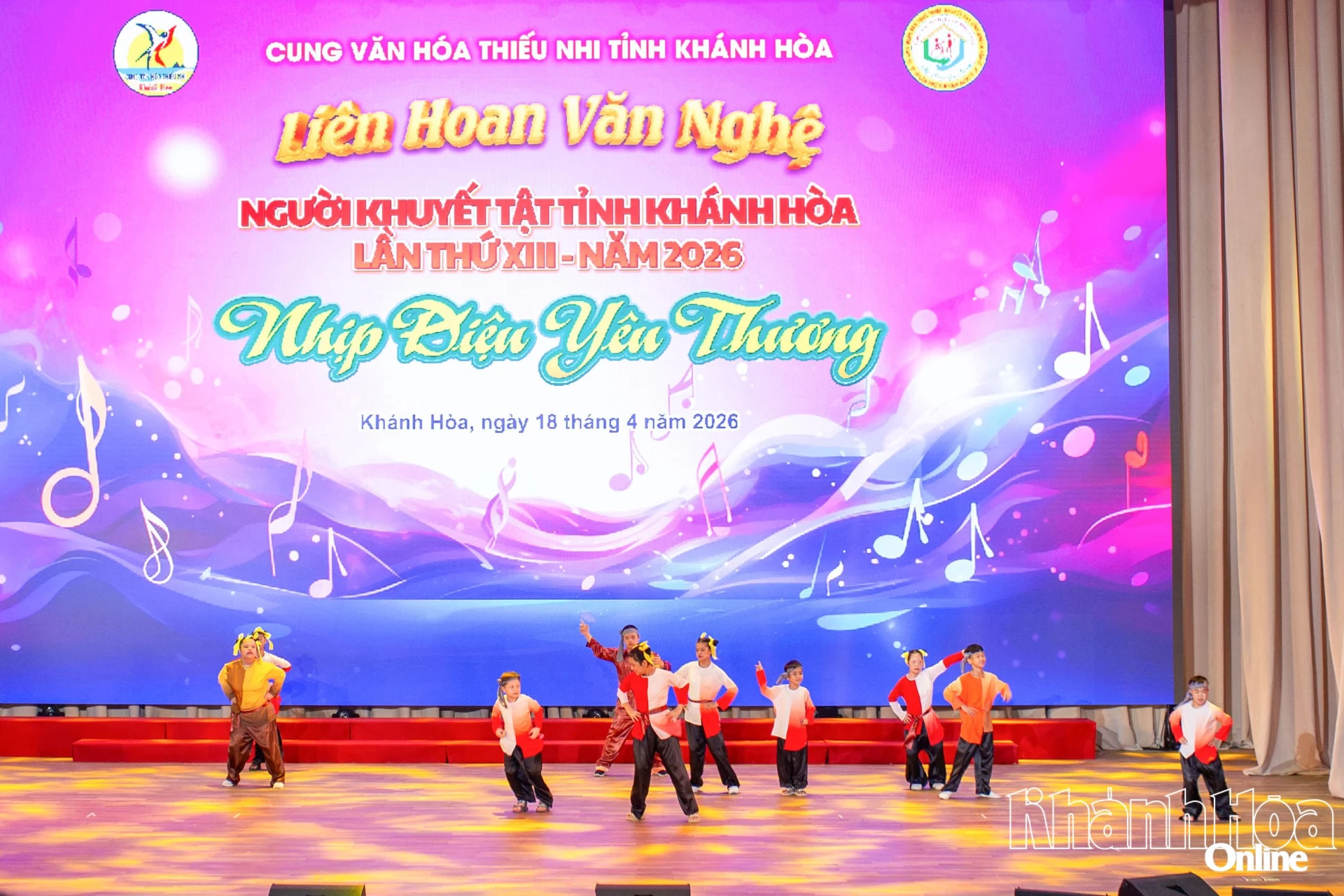 Tiết mục biểu diễn của các em nhỏ Trung tâm Phục hồi chức năng - Giáo dục trẻ khuyết tật tỉnh.