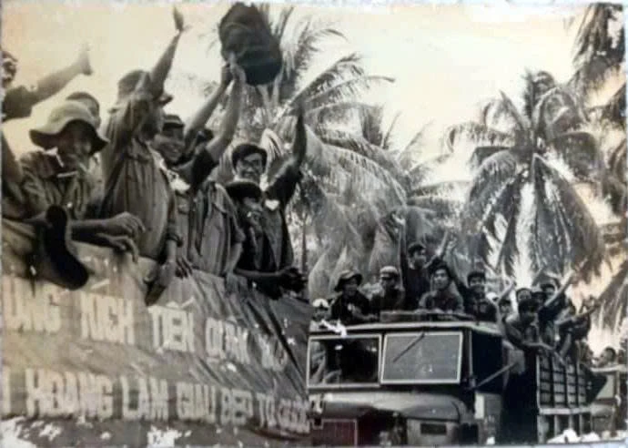 <p>Lễ xuất quân thanh niên xung phong lên đường xây dựng kinh tế mới vào ngày 27-4-1976, tại Nha Trang.</p><div><table align="center" class="image center cke_show_border"><tbody><tr><td><img alt="TNXP Kinh tế mới Đất Sét sau 1 ngày lao động trở về" hideclass="" data-cke-saved-src="https://baokhanhhoa.vn/file/e7837c02857c8ca30185a8c39b582c03/042026/f8c31c2fd65c57020e4d_20260423091130.jpg" src="https://baokhanhhoa.vn/file/e7837c02857c8ca30185a8c39b582c03/042026/f8c31c2fd65c57020e4d_20260423091130.jpg" style="float: center"></td></tr><tr><td class="desc" style="text-align:center">Thanh niên xung phong tại khu kinh tế mới Đất Sét trở về sau 1 ngày lao động (ảnh chụp năm 1976).</td></tr></tbody></table></div>