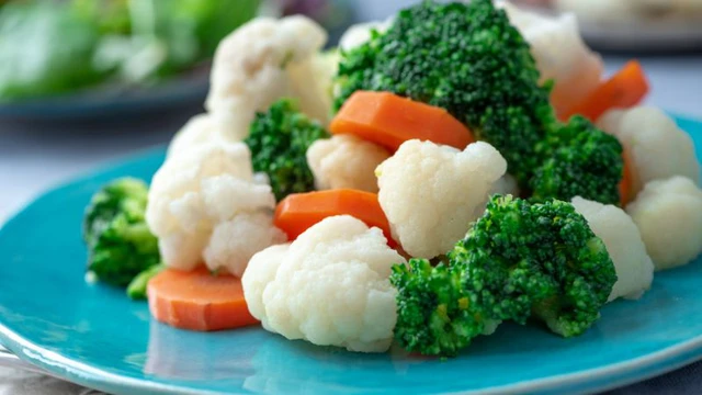 Với các loại rau củ cứng như súp lơ, cải chíp, cải thảo, khoai tây… bạn nên tăng thời gian luộc, thay vì để 2 – 3 phút thì bạn hãy nấu từ 5 – 10 phút, tùy loại, để chúng được chín hoàn toàn.