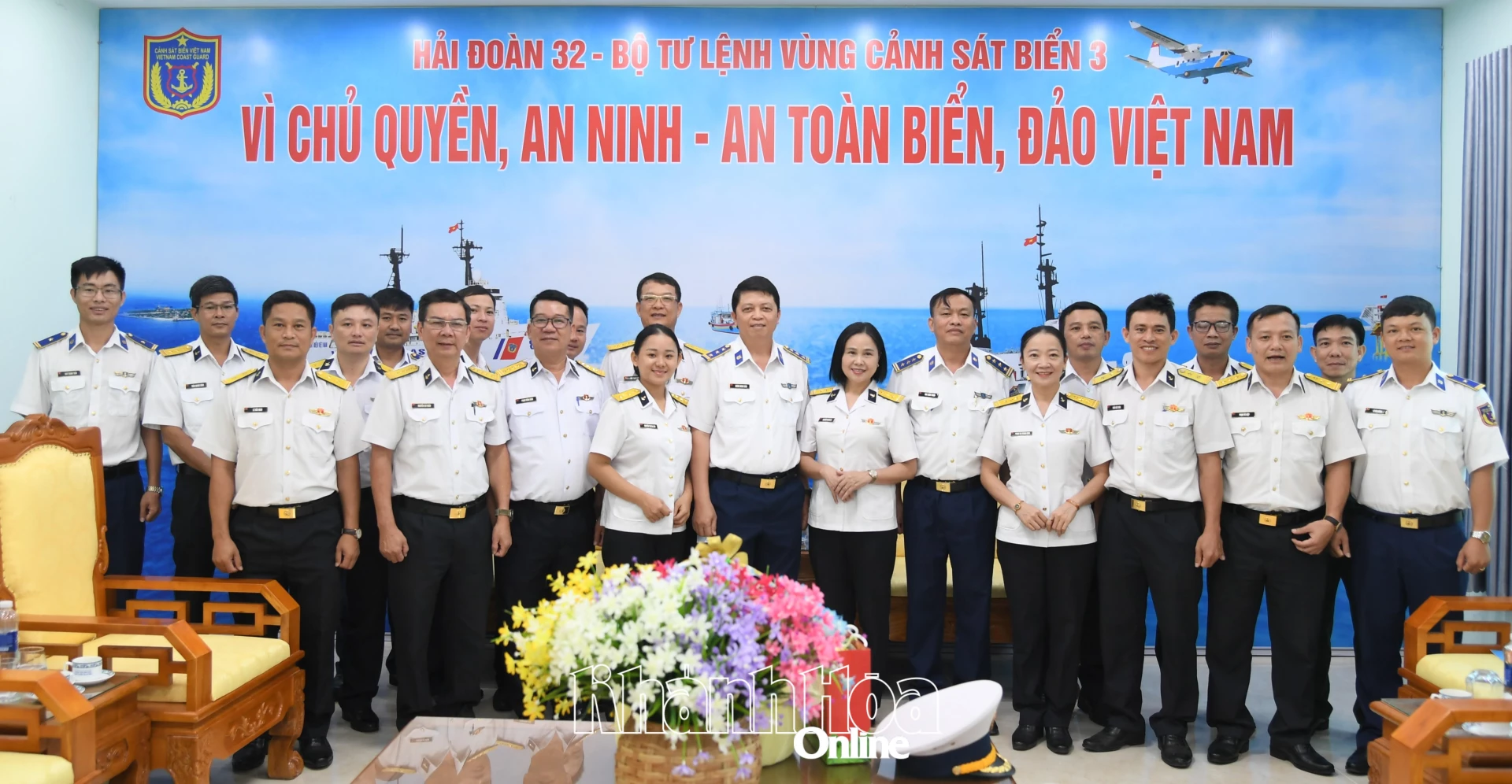 Đại biểu 2 đơn vị chụp hình lưu niệm.