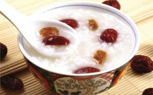 Cháo táo đỏ giúp kiện tỳ, hòa vị và dễ hấp thu.