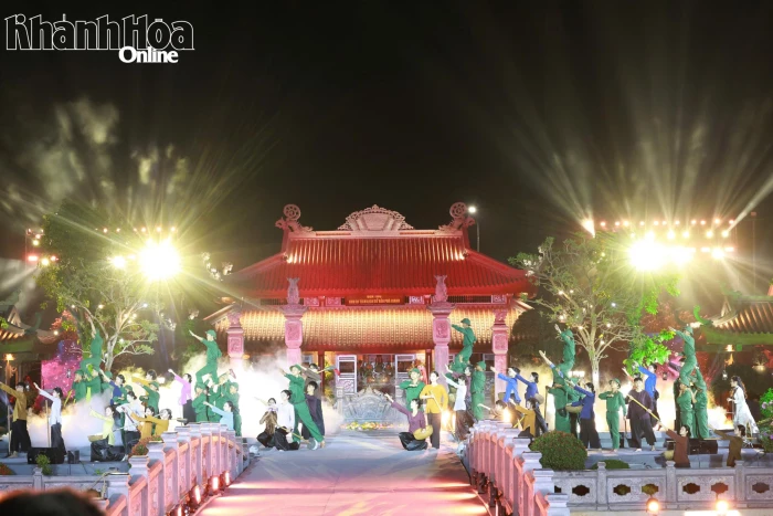 Bí thư Tỉnh ủy Trần Phong và Đoàn công tác tỉnh Khánh Hòa dự chương trình nghệ thuật chính luận “Bản hùng ca trên sông” tại Quảng Trị