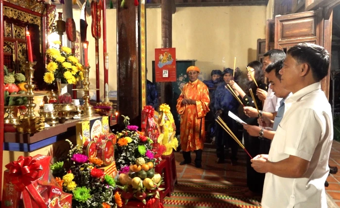 Lãnh đạo xã Vạn Ninh dâng hương các đình làng nhân ngày Giỗ Tổ Hùng Vương