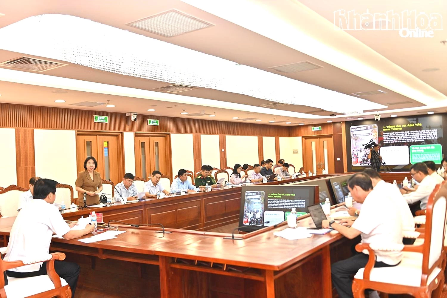 Quang cảnh cuộc họp.