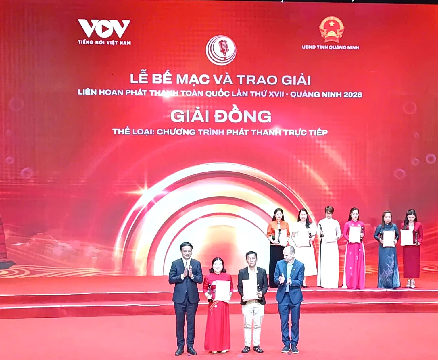 Ban tổ chức trao giải Đồng cho các tác giả, nhóm tác giả tại lễ Liên hoan Phát thanh toàn quốc lần thứ XVII - Quảng Ninh 2026:.
