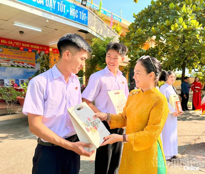 Trường THPT Lê Thánh Tôn tổ chức chương trình “Đi tìm Đại sứ Văn hóa đọc”