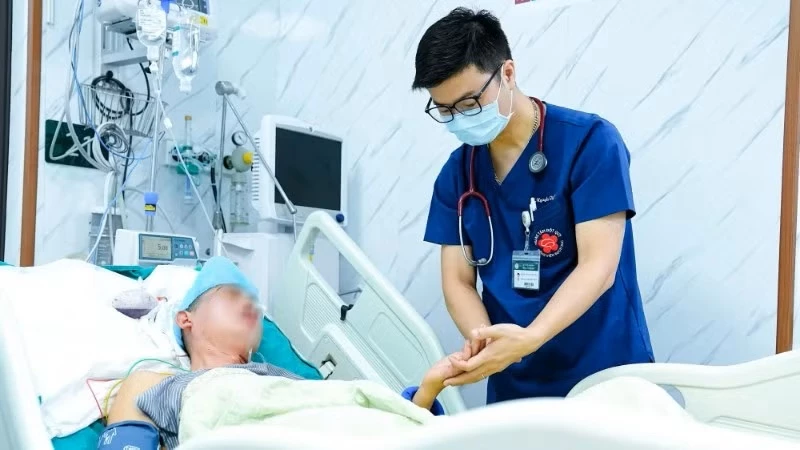 Bác sĩ chuyên khoa II Nguyễn Tiến Dũng - Phó Giám đốc Trung tâm Đột quỵ thăm khám cho người bệnh điều trị tại Trung tâm.