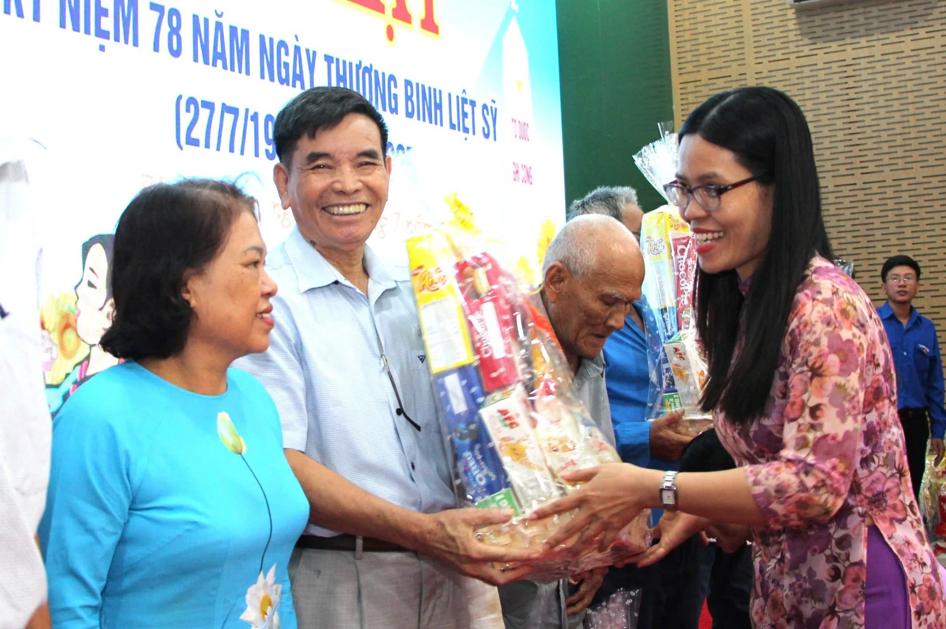 Lãnh đạo phường Phan Rang trao quà cho người có công với cách mạng.
