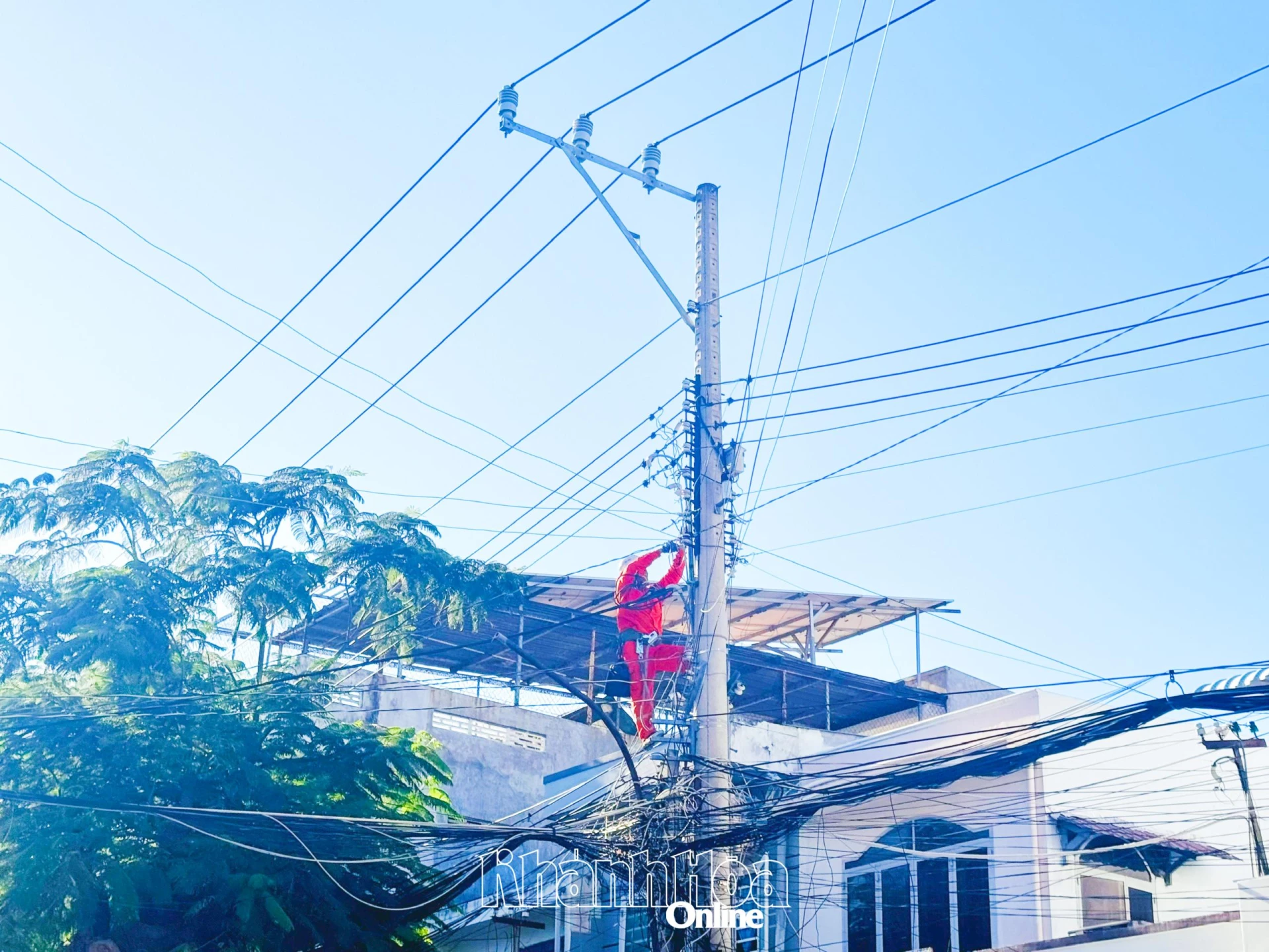 Công nhân Công ty Điện lực Khánh Hòa kiểm tra, xử lý lưới điện tại khu dân cư, bảo đảm cấp điện an toàn, liên tục phục vụ dịp nghỉ lễ.