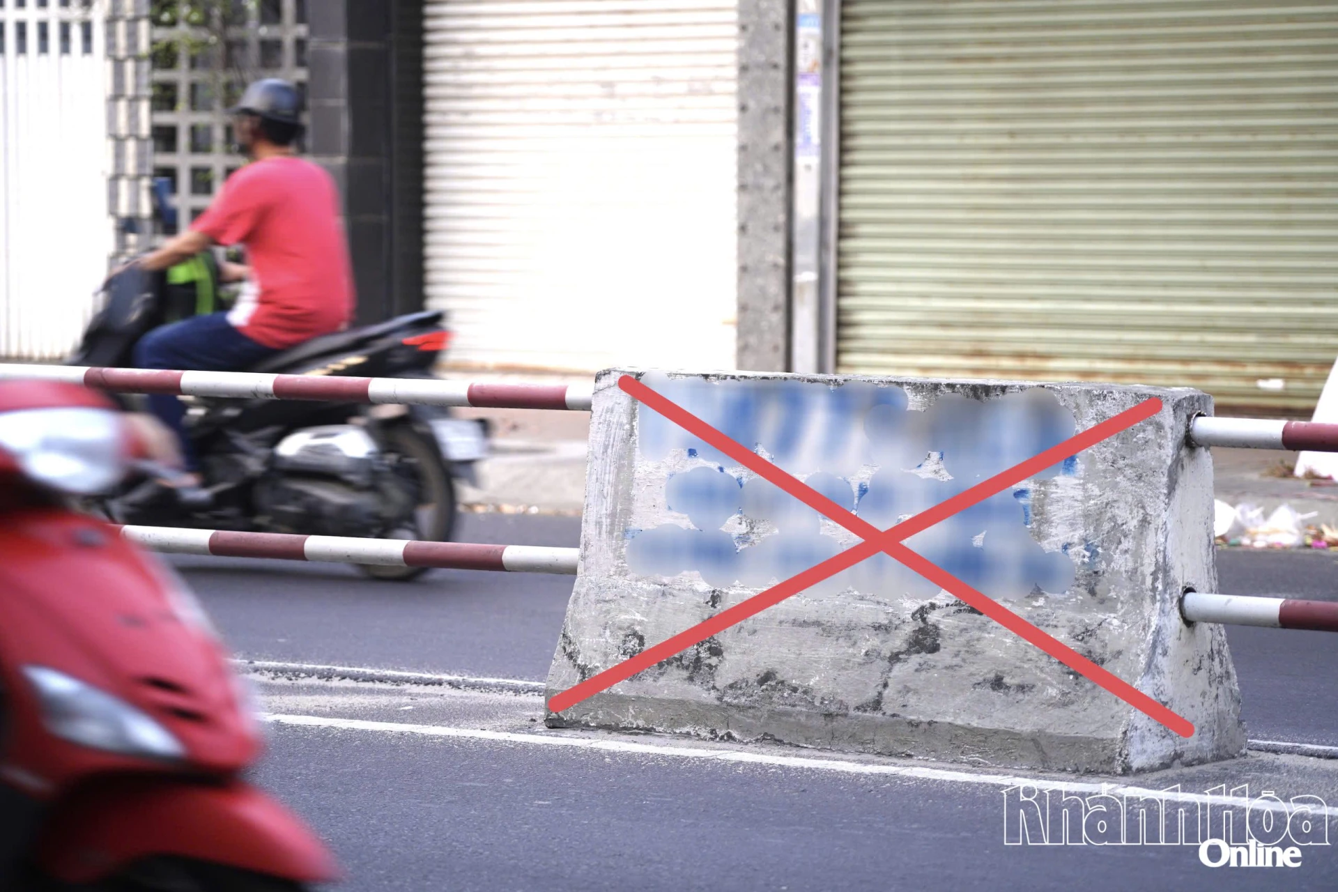 Dải phân cách trên đường Lê Hồng Phong bị sơn quảng cáo trang web cờ bạc trực tuyến.