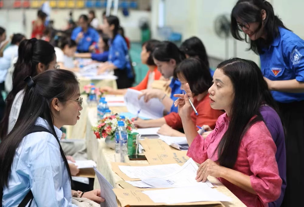 Tân sinh viên Sư phạm làm thủ tục nhập học. (Ảnh minh họa. Thanh Tùng/TTXVN)