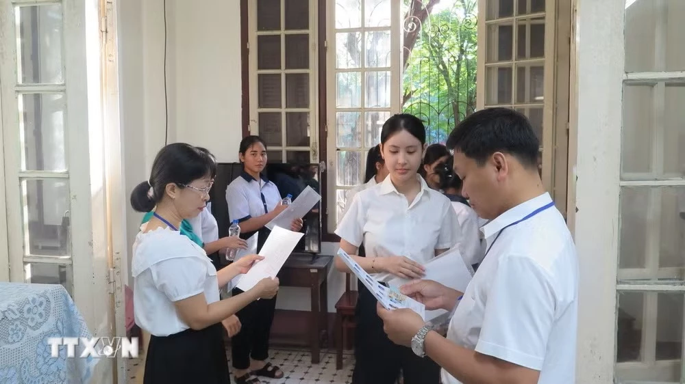 Giám thị gọi thí sinh vào phòng thi. (Ảnh minh họa. Tường Vi/TTXVN)