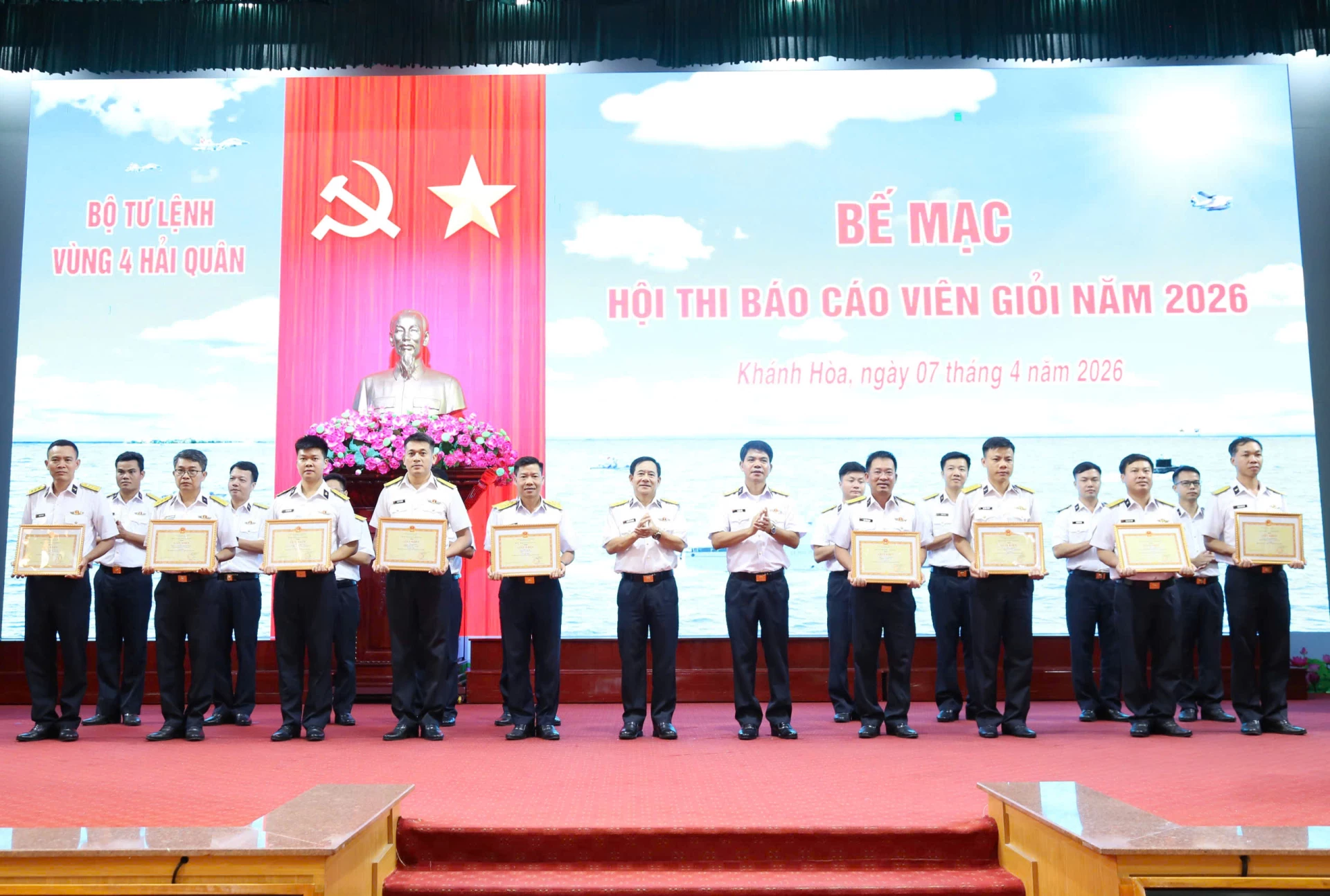 Đại tá Nguyễn Hữu Minh trao giấy khen cho các thí sinh xuất sắc.