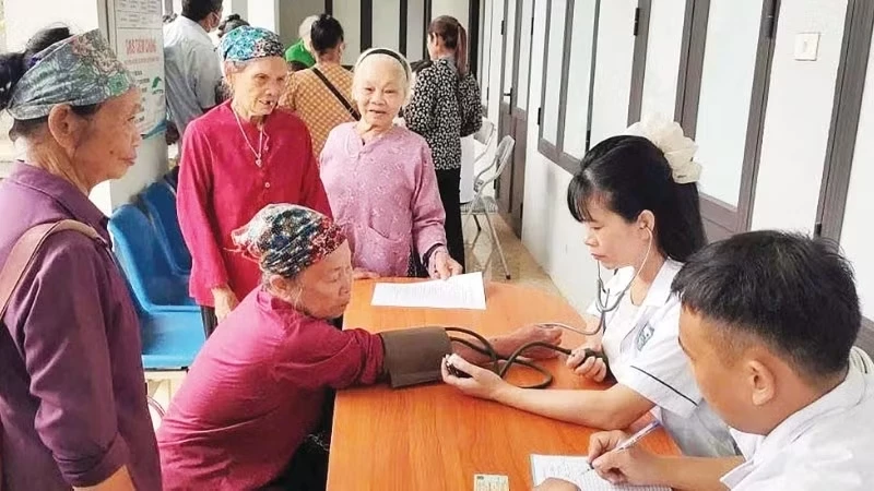 Ngành y tế tỉnh Lào Cai luôn chú trọng tuyên truyền và chăm sóc sức khỏe cho đồng bào dân tộc thiểu số và người cao tuổi. (Ảnh: Sở Y tế Lào Cai)

