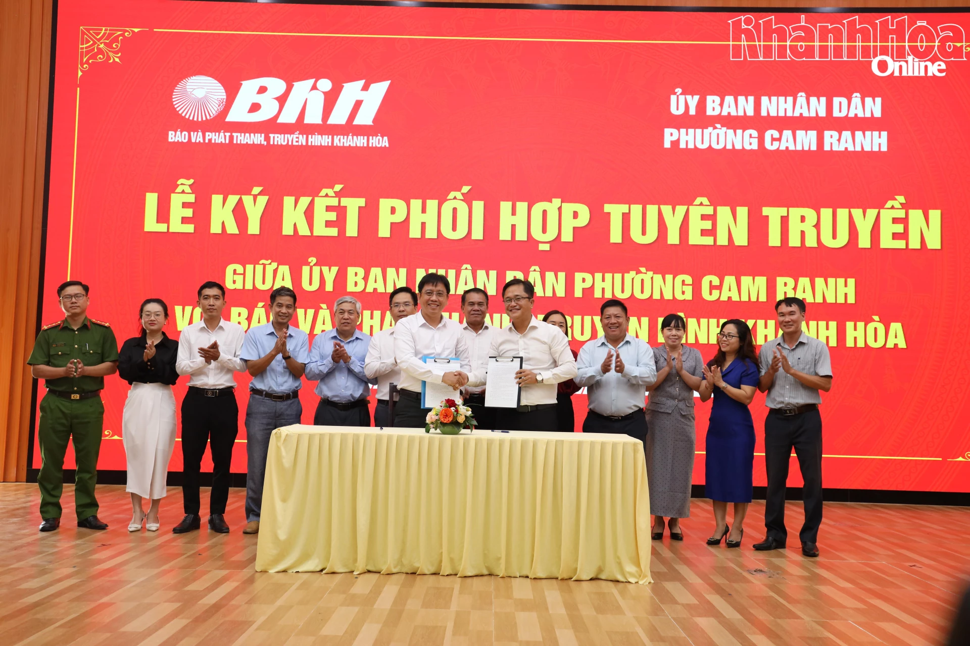 Lãnh đạo Báo và Phát thanh, Truyền hình Khánh Hòa và UBND phường Cam Ranh thực hiện nghi thức ký kết.