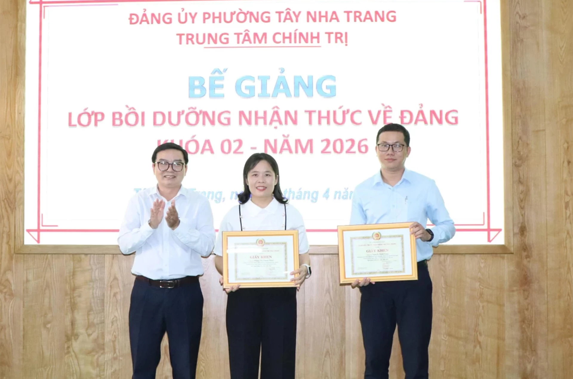 Lãnh đạo Trung tâm Chính trị Nha Trang trao giấy khen cho 2 học viên tiêu biểu.